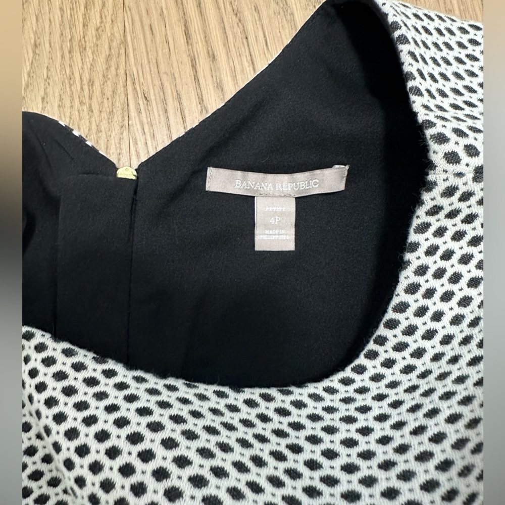 BANANA REPUBLIC | Black & White PePlum Sleeveless Black & White Dress | Size 4P - Picture 4 of 5